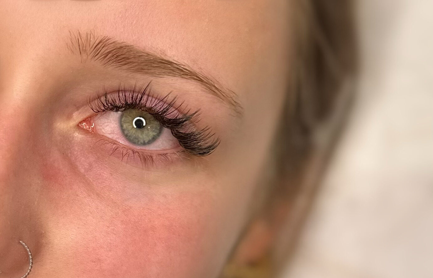Lash lift eller vippeextensions? En ærlig sammenligning